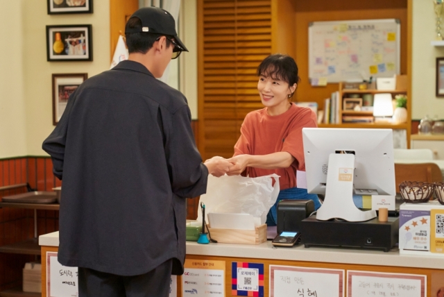 Jeon Do-yeon (right) plays former national handball player Haeng-sun in 