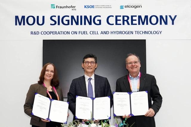 From left: Elcogen's Managing Director Hanna Grano-Fabritius, Kim Sung-joon, head of Korea Shipbuilding & Offshore Engineering’s future technology research center, and Alexander Michaelis, director of Fraunhofer IKTS, pose after signing a memoradum of understanding in Las Vegas on Jan. 8. (KSOE)