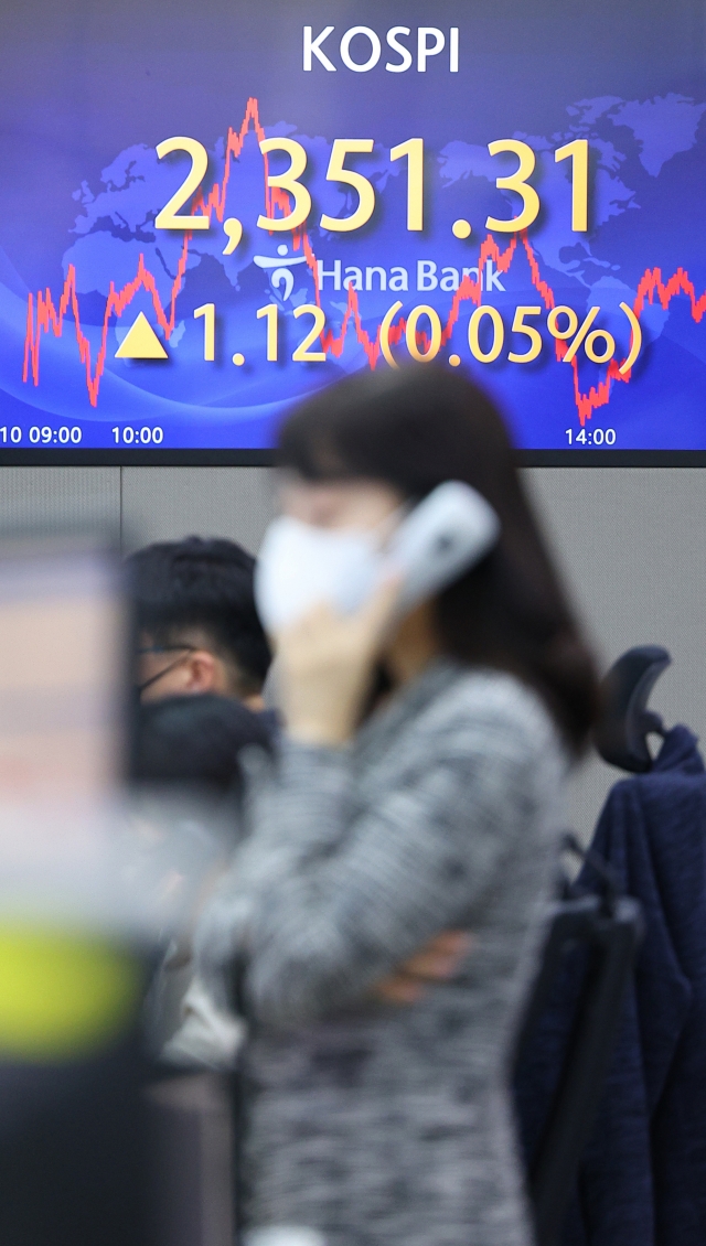 An electronic board showing the Korea Composite Stock Price Index at a dealing room of the Hana Bank headquarters in Seoul on Tuesday. (Yonhap)