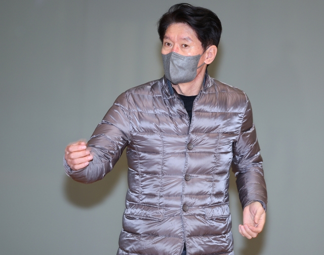 Lee Kang-chul, manager of the South Korean national baseball team, speaks to reporters at Incheon International Airport, west of Seoul, on last Thursday, before departing for Australia on a scouting trip in preparation for the World Baseball Classic. (Yonhap)