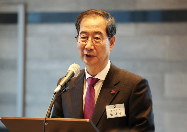 Prime Minister Han Duck-soo speaks at a press conference held at his residence in Sejong City Tuesday evening. (Yonhap)