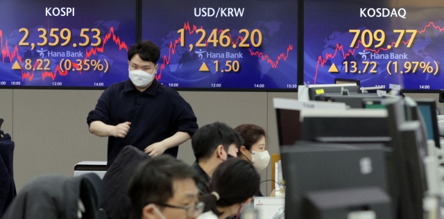 An electronic board showing the Korea Composite Stock Price Index at a dealing room of the Hana Bank headquarters in Seoul on Wednesday. (Yonhap)