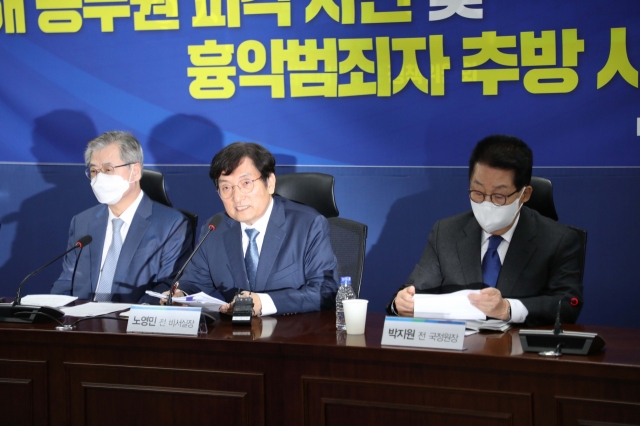 Former Moon Jae-in officials accused of covering up North Korea killing speak at press conference held Oct. 27 last year at the National Assembly. From left: former Cheong Wa Dae national security director Suh Hoon, former presidential chief of staff Noh Young-min, former National Intelligence Service chief Park Jie-won. (The Korea Herald)