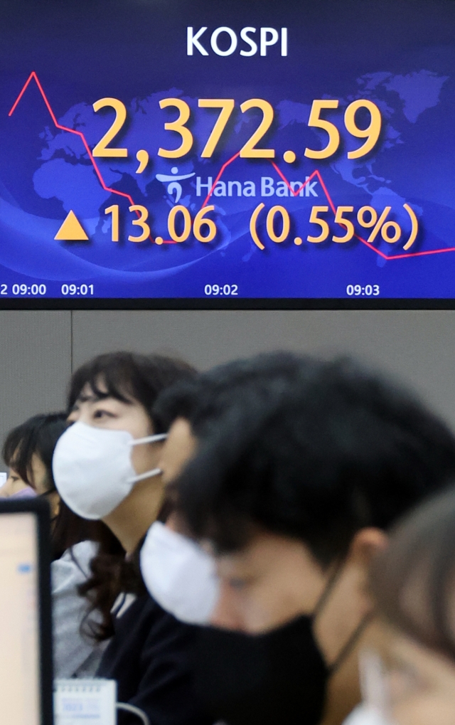 An electronic board showing the Korea Composite Stock Price Index at a dealing room of the Hana Bank headquarters in Seoul on Thursday. (Yonhap)