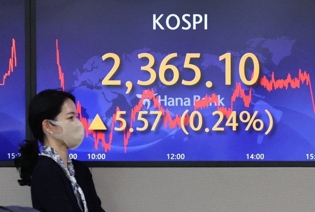 An electronic board showing the Korea Composite Stock Price Index at a dealing room of the Hana Bank headquarters in Seoul on Friday. (Yonhap)