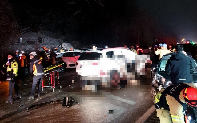 Cars involved in a pile-up on the Guri-Pocheon Expressway on Sunday in the city of Pocheon, Gyeonggi Province. (Yonhap)