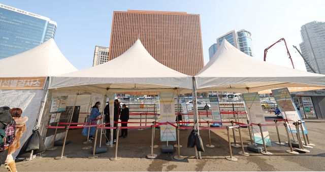 A COVID-19 testing center in central Seoul is nearly empty on last Thursday (Yonhap)