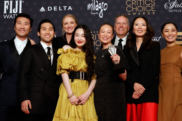 Actor Jin Ha (second from left), actor Kim Min-ha (fourth from left) and cast and crew of “Pachinko” pose with the award for best foreign language series at the 28th annual Critics Choice Awards at The Fairmont Century Plaza Hotel in Los Angeles, Monday. (AP-Yonhap)