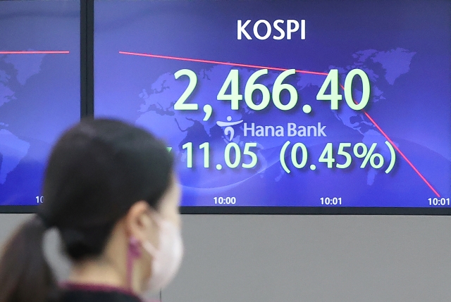 An electronic board showing the Korea Composite Stock Price Index at a dealing room of the Hana Bank headquarters in Seoul on Tuesday. (Yonhap)