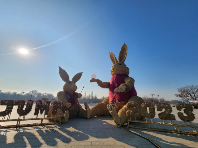 Two rabbit-shaped installations made of silver grass are seen at World Cup Park in Mapo-gu, western Seoul. (Choi Jae-hee/The Korea Herald)