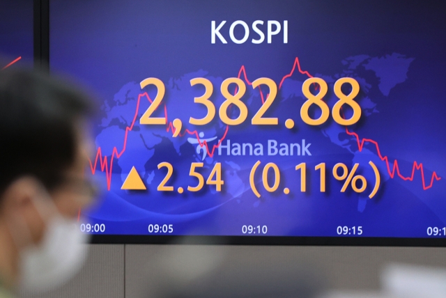 An electronic board showing the Korea Composite Stock Price Index at a dealing room of the Hana Bank headquarters in Seoul on Friday. (Yonhap)