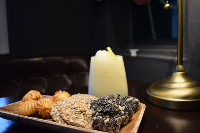 From left: Lemon citronade with bam gwaja, sunflower seed tuile and black sesame seed gangjeong, at Yeonhuidong Gwajajeom (Kim Hae-yeon/The Korea Herald)