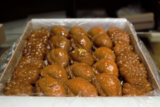 A box of yakgwa and mandugwa at Mannadang (Kim Hae-yeon/The Korea Herald)