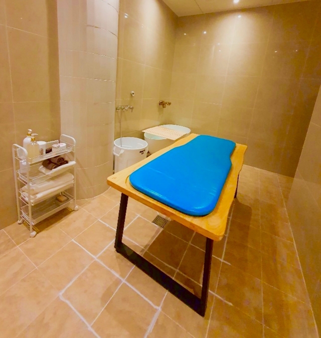 A bathing area inside one-person sauna Heum, located in Gangnam, Seoul. (Heum)