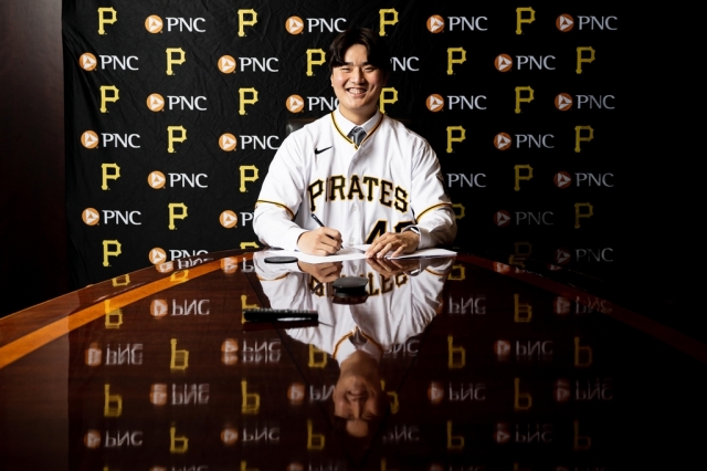 South Korean pitcher Shim Jun-seok signs his contract with the Pittsburgh Pirates at PNC Park in Pittsburgh on Thursday. (Young Bucs' Twitter)