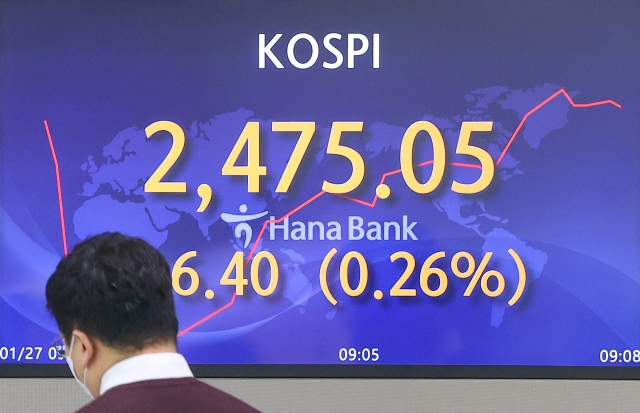 An electronic board showing the Korea Composite Stock Price Index at a dealing room of the Hana Bank headquarters in Seoul on Friday. (Yonhap)