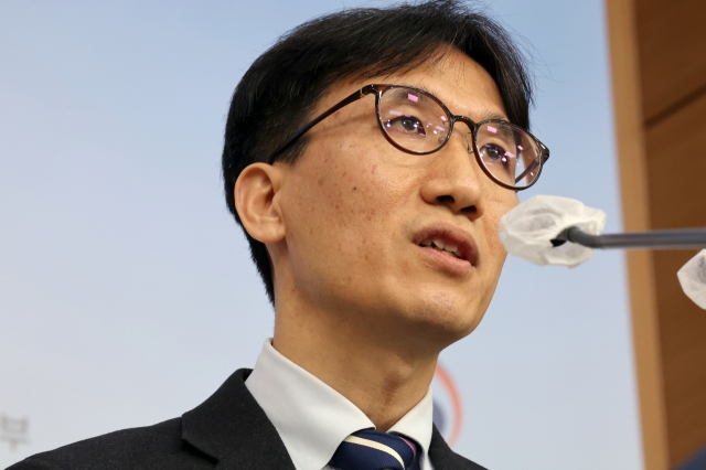 Jeon Byung-mok, head of a 12-member pension projection committee under the Ministry of Health and Welfare, speaks at a press briefing held in Seoul Friday. (Yonhap)