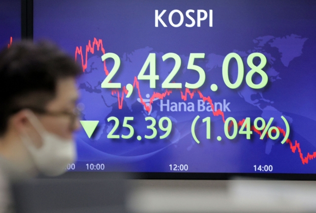 An electronic board showing the Korea Composite Stock Price Index at a dealing room of the Hana Bank headquarters in Seoul on Tuesday. (Yonhap)