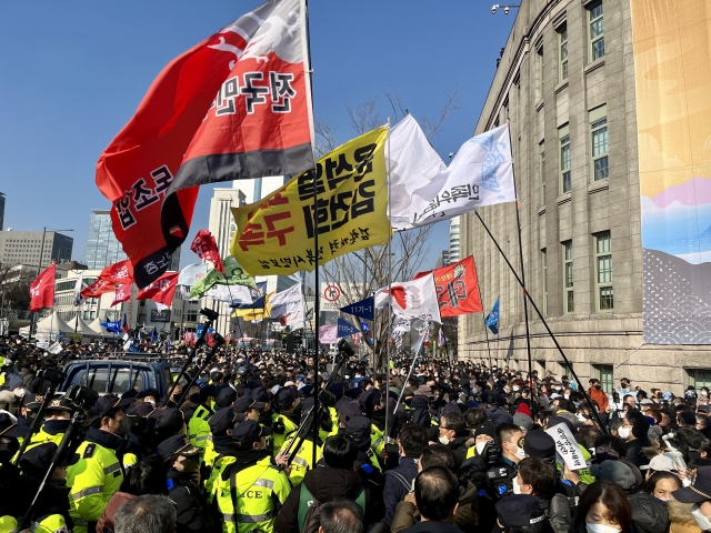 Police officers push through the crowd at the memorial event in Gwanghwamun on Saturday. (Kim Arin/The Korea Herald)