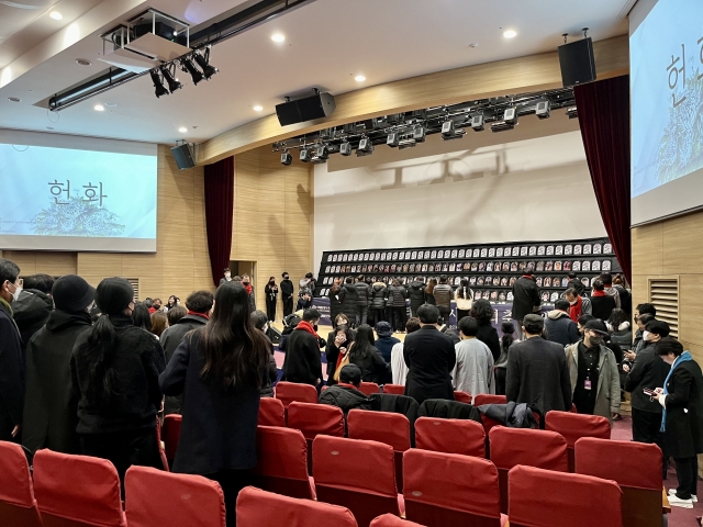 Families, friends and mourners line up to lay flowers for the victims of the Itaewon disaster at the conference hall of a National Assembly building on Sunday. (Kim Arin/The Korea Herald)