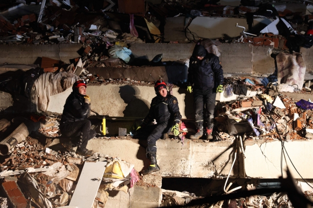 Rescuers search for victims and survivors amid the rubble of collapsed buildings after a 7.8 magnitude earthquake struck the country's southeast in Kahramanmaras, Turkey, Tuesday.(AFP-Yonhap)