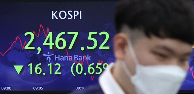 An electronic board showing the Korea Composite Stock Price Index at a dealing room of the Hana Bank headquarters in Seoul on Thursday. (Yonhap)