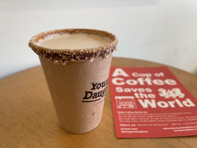 Deep caramel latte (Kim Da-sol/The Korea Herald)