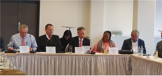 CEO of KOMSCO Bahn Jahng-shick (center) attends a conference for the International Mint Directors Association held on Saturday. (KOMSCO)