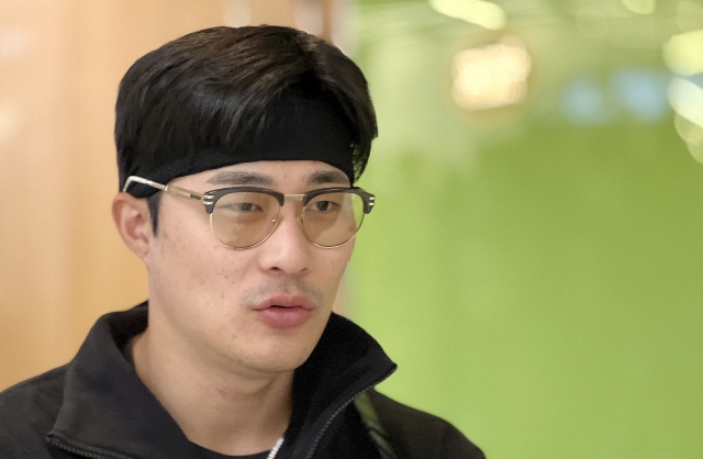 San Diego Padres infielder Kim Ha-seong speaks to Yonhap News Agency at Los Angeles International Airport in Los Angeles on Monday. (Yonhap)