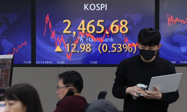 An electronic board showing the Korea Composite Stock Price Index at a dealing room of the Hana Bank headquarters in Seoul on Tuesday. (Yonhap)