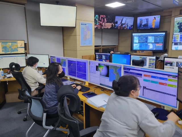 Korea Meterological Administration staff monitor the impacts of a 3.9 magnitude quake that occured in Ganghwa, west of Seoul, on Jan. 9. (KMA)