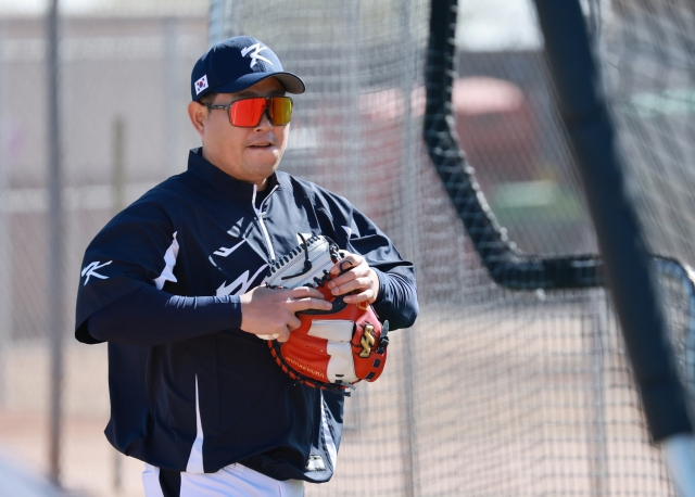 South Korean catcher Yang Eui-ji prepares for a practice session for the World Baseball Classic at Kino Sports Complex in Tucson, Arizona, on Wednesday. (Yonhap)