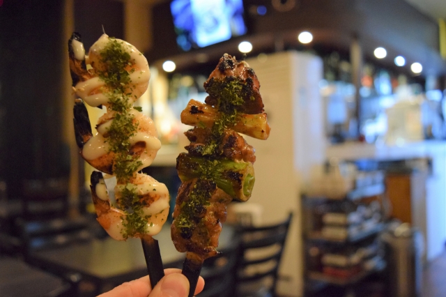 Two popular types of kkochi at Hwasangong Kkochijib, grilled shrimp with mayonnaise (left) and chicken breast with green onions (Kim Hae-yeon/ The Korea Herald)