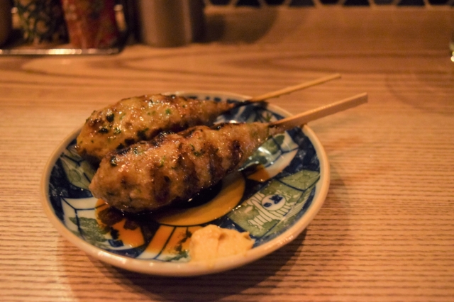 A set of wanja kkochi, or minced chicken skewers, with restuarant-made sauce, at Yakitori Yoisa (Kim Hae-yeon/ The Korea Herald)