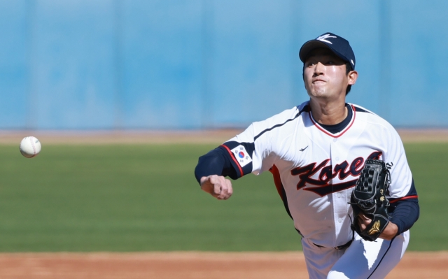 Ko Young-pyo of South Korea pitches against the NC Dinos during a scrimmage for the World Baseball Classic at Kino Veterans Memorial Stadium in Tucson, Arizona, Thursday. (Yonhap)