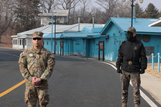 US and S. Korean soldiers are seen standing guard at Panmunjom in Gyeonggi Province on Feb. 7. (Yonhap)