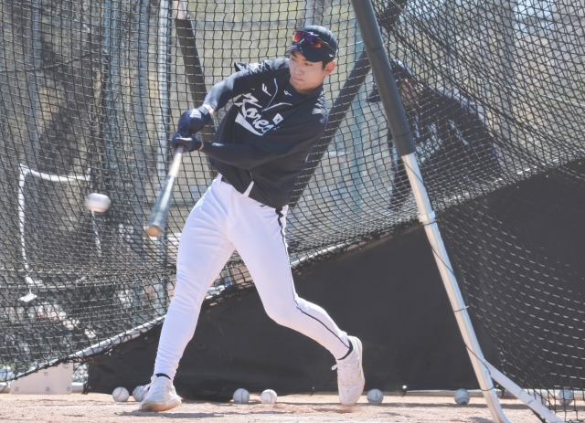 South Korean outfielder Lee Jung-hoo takes part in a batting practice for the World Baseball Classic at Kino Sports Complex in Tucson, Arizona, on Saturday. (Yonhap)