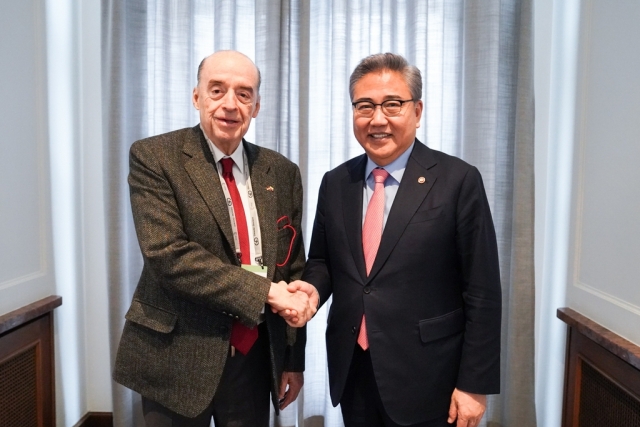 South Korean Foreign Minister Park Jin (right) shakes hands with his Colombian counterpart, Alvaro Leyva, ahead of a one-on-one meeting held in Munich on Sunday (Ministry of Foreign Affairs)