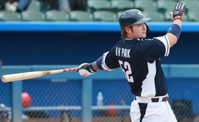 Park Byung-ho of South Korea hits an RBI single against the Kia Tigers during the top of the first inning of a scrimmage for the World Baseball Classic at Kino Veterans Memorial Stadium in Tucson, Arizona, on Sunday. (Yonhap)