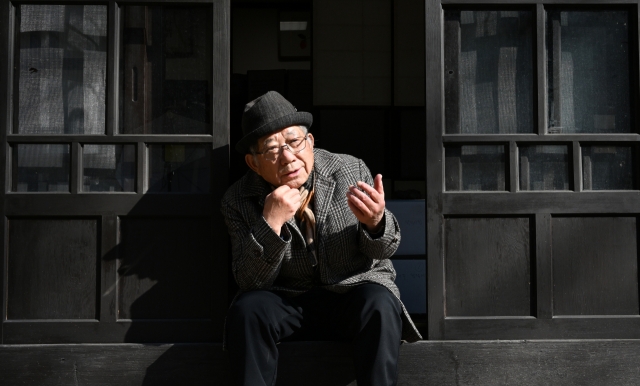 Poet Na Tae-joo poses for a photo during a recent interview with The Korea Herald at Gongju Pulkkot Literary House in Gongju, South Chungcheong Province, earlier this month. (Im Se-jun/The Korea Herald)