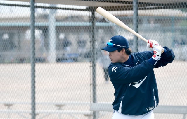 South Korean first baseman Kang Baek-ho takes part in batting practice for the World Baseball Classic at Kino Sports Complex in Tucson, Arizona, on Monday. (Yonhap)