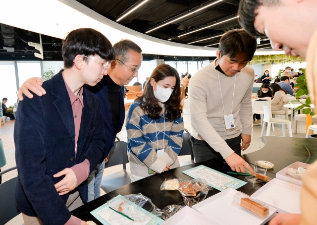 LG Energy Solution CEO Kwon Young-soo (second from left) interacts with employees during a recent town hall meeting. (LG Energy Solution)