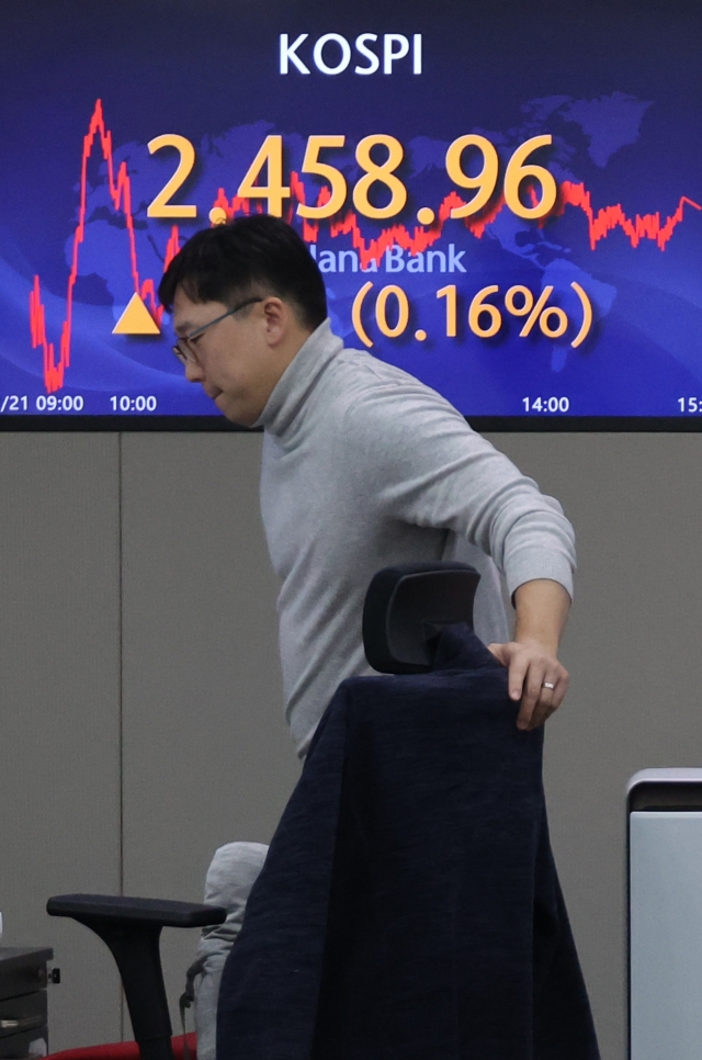 An electronic board showing the Korea Composite Stock Price Index at a dealing room of the Hana Bank headquarters in Seoul on Tuesday. (Yonhap)