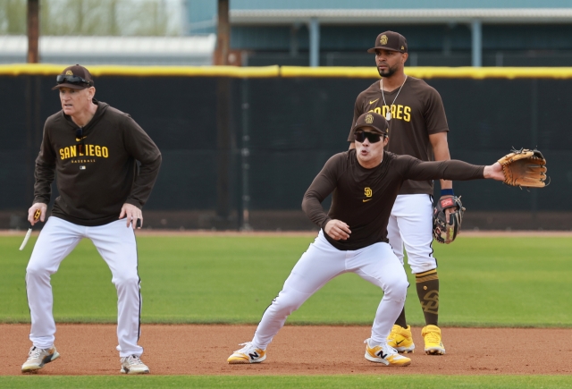 Kim Ha-seong of the San Diego Padres takes part in a fielding drill during spring training with ex-Kia coach, Williams at Peoria Sports Complex in Peoria, Arizona, on Tuesday. (Yonhap)