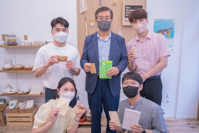 Shin Hak-cheol (center), LG Chem vice chairman and CEO, poses for photos with employees after a recent co-mentoring session. (LG Chem)