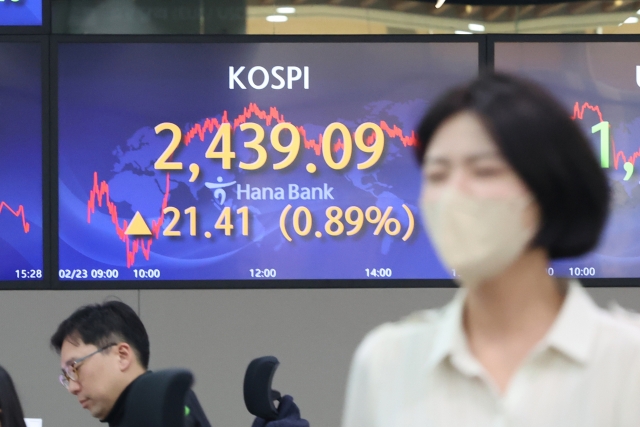 An electronic board showing the Korea Composite Stock Price Index at a dealing room of the Hana Bank headquarters in Seoul on Thursday. (Yonhap)