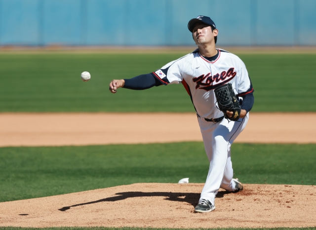 Ko Young-pyo of South Korea pitches against the KT Wiz in a scrimmage for the World Baseball Classic at Kino Veterans Memorial Stadium in Tucson, Arizona, on Thursday. (Yonhap)