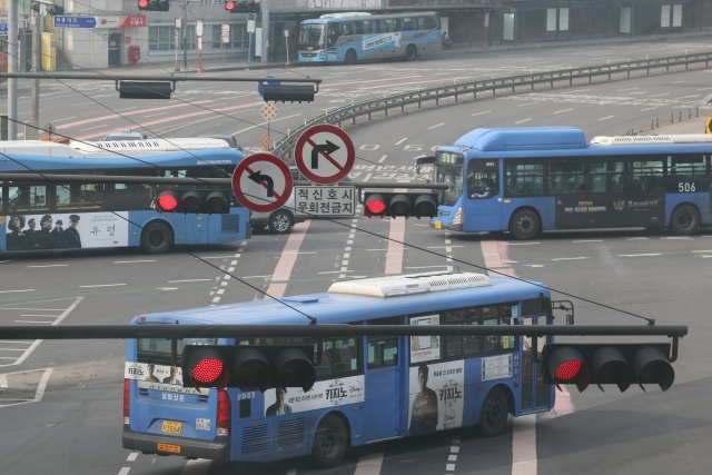 Buses pass Seoul Station in central Seoul. (Yonhap)