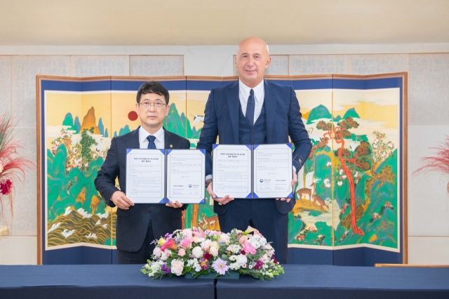 Marco Bizzarri (right), president and CEO of Gucci, poses with Choi Eung-chon, Cultural Heritage Administration head, at Heungbokjeon Hall, Gyeongbokgung, Seoul, on Nov. 1, 2022. (Gucci Korea)