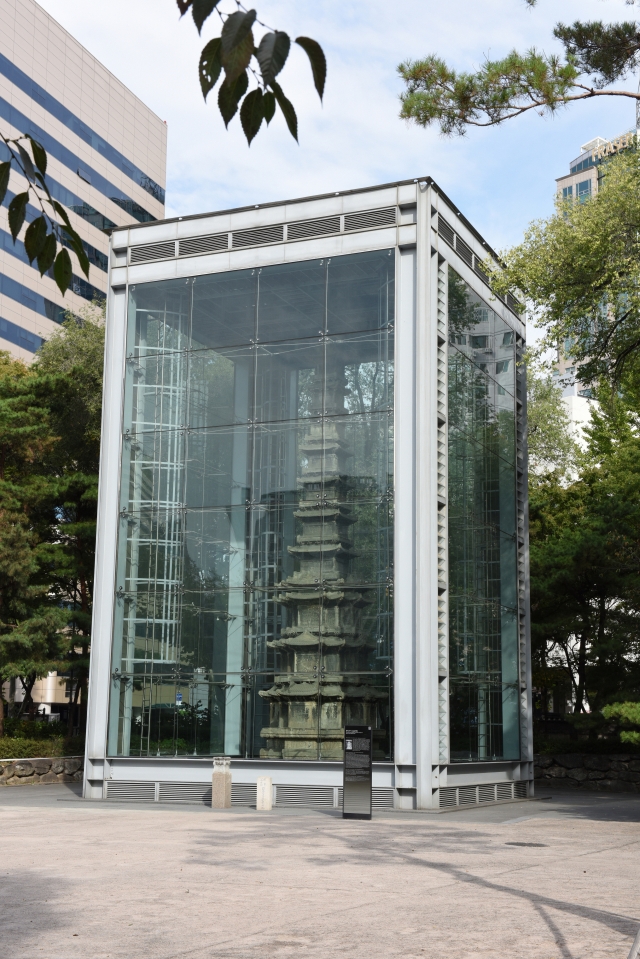 The ten-story stone pagoda at Wongaksa temple located in Tapgol Park in Jongno-gu, Seoul (Cultural Heritage Administration)